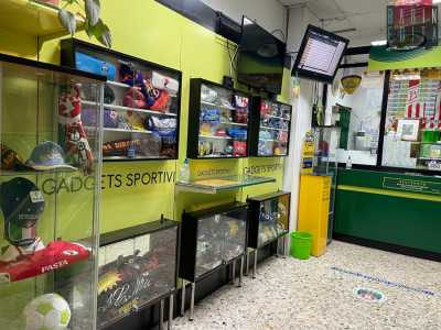 Se sulla sinistra ci sono schermi e teche con gadget sportivi...